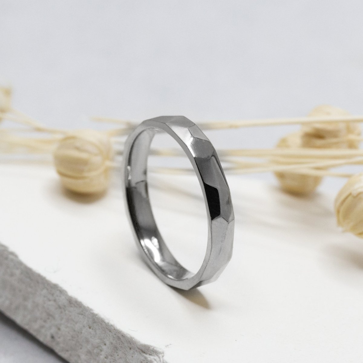 Alliance martelée en or gris palladié Fairmined 18 carats fabriquée à la main dans notre atelier de joaillerie.