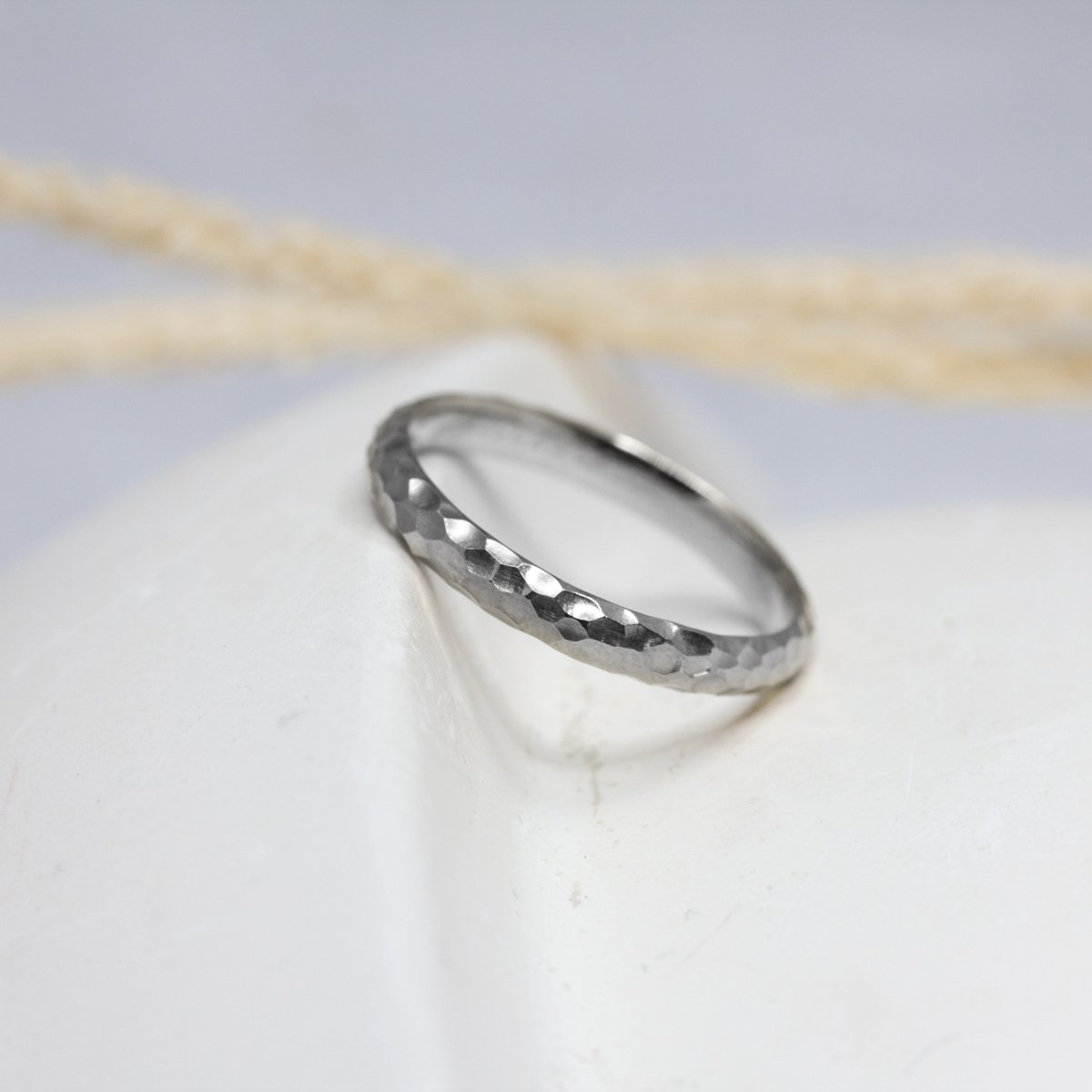 Alliance de mariage martelée en or gris palladié 18 carats Fairmined