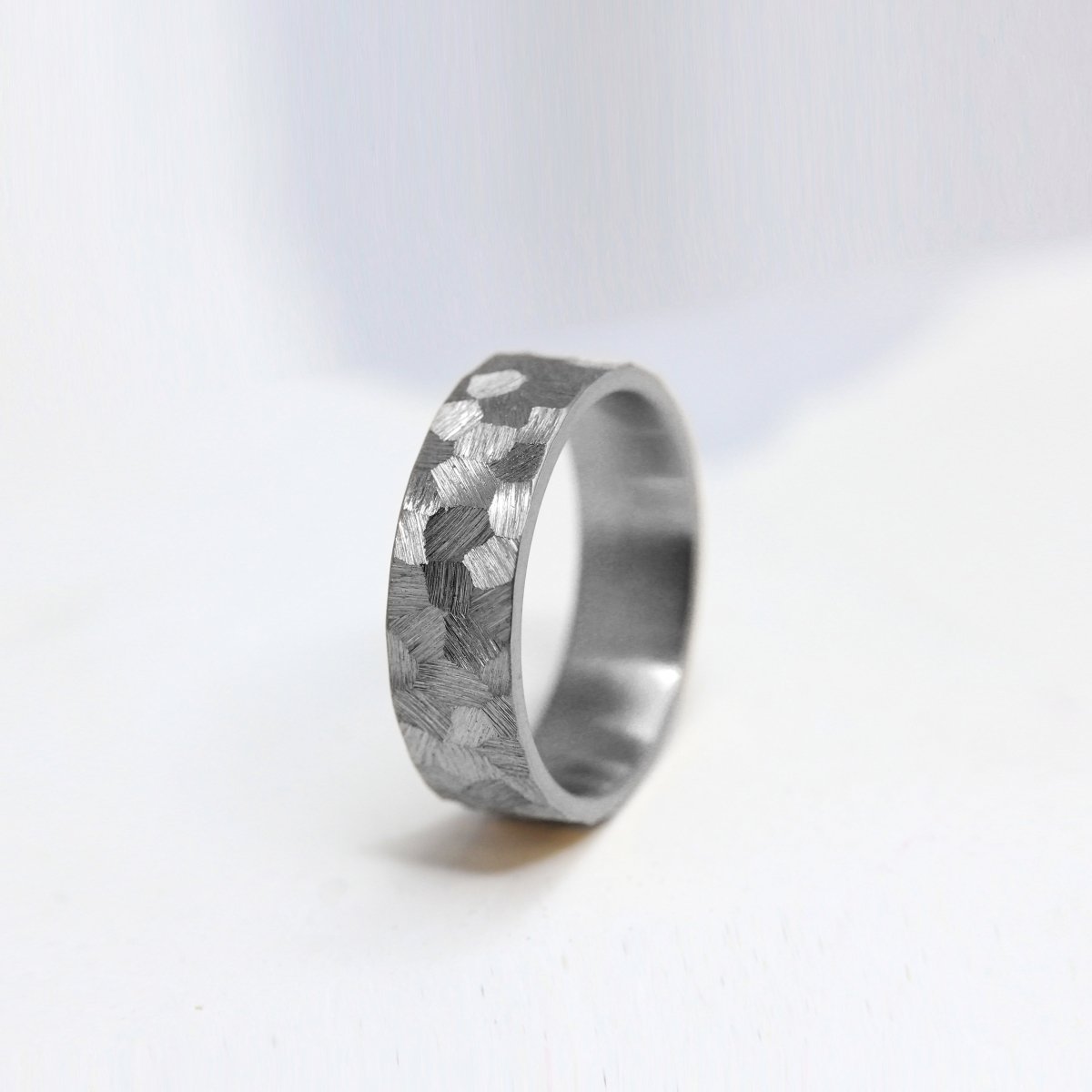 Alliance artisanale en or gris palladié 18 carats Fairmined.