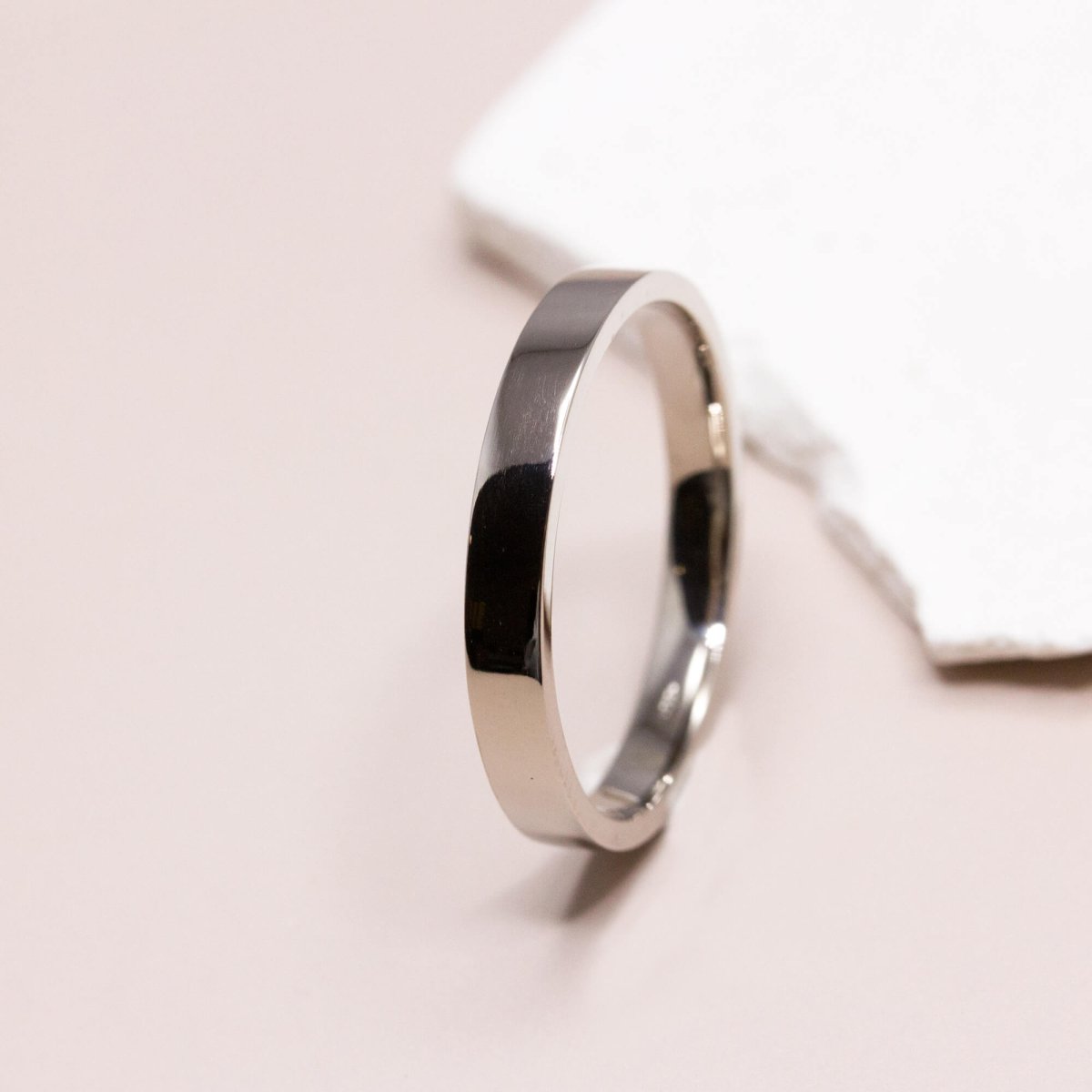 Alliance artisanale en or gris palladié.