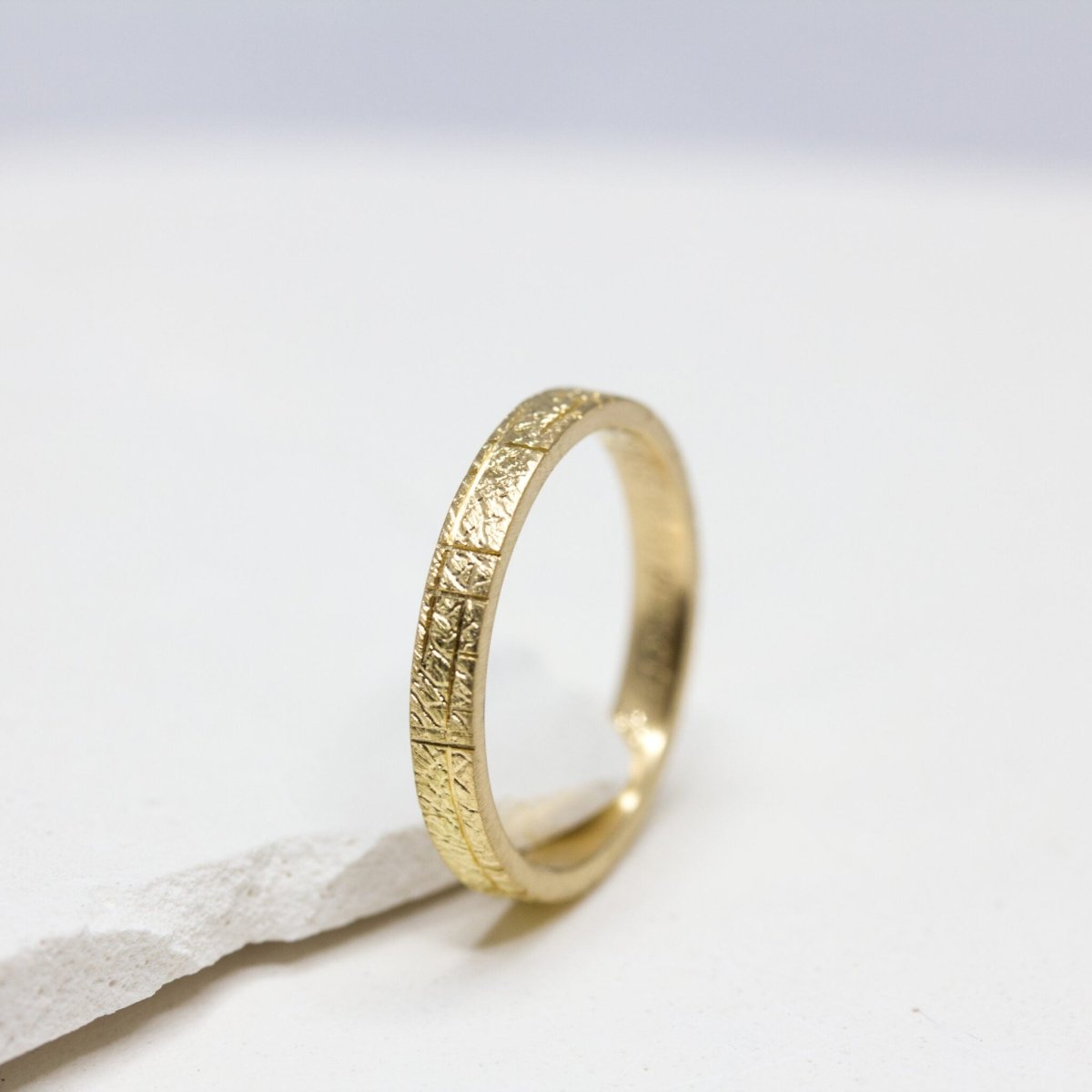 Alliance Hélia - ruban 3 mm réalisée en or jaune 18 carats Fairmined à Paris