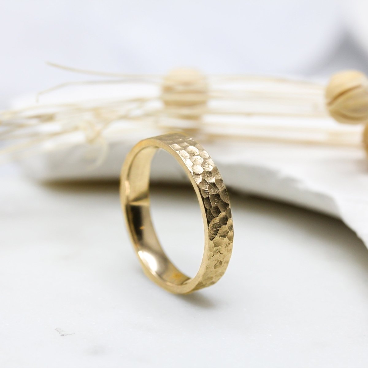 Bague de mariage en or jaune 18 carats Fairmined, façonnée artisanalement.