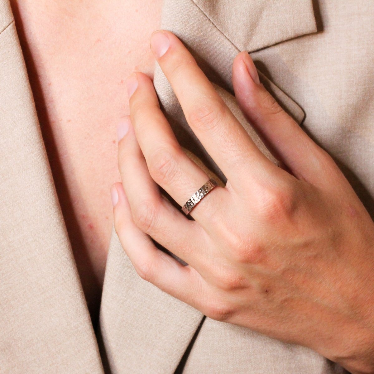 Alliance en or gris martelé éthique Fairmined, fabriquée dans notre atelier de joaillerie à Paris