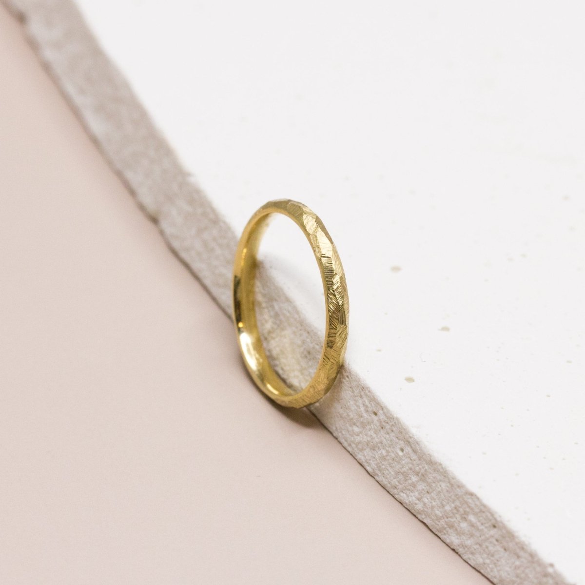 Alliance texturée artisanale en or jaune 18 carats Fairmined.