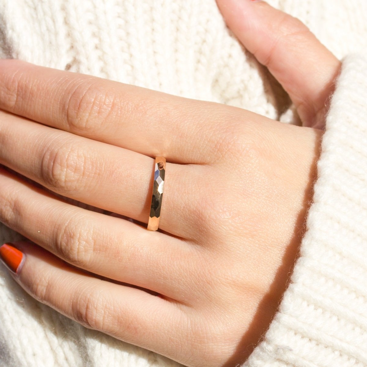 Alliance originale en or éthique rouge 18 carats Fairmined, fabriquée en France par notre atelier de joaillerie à Paris.