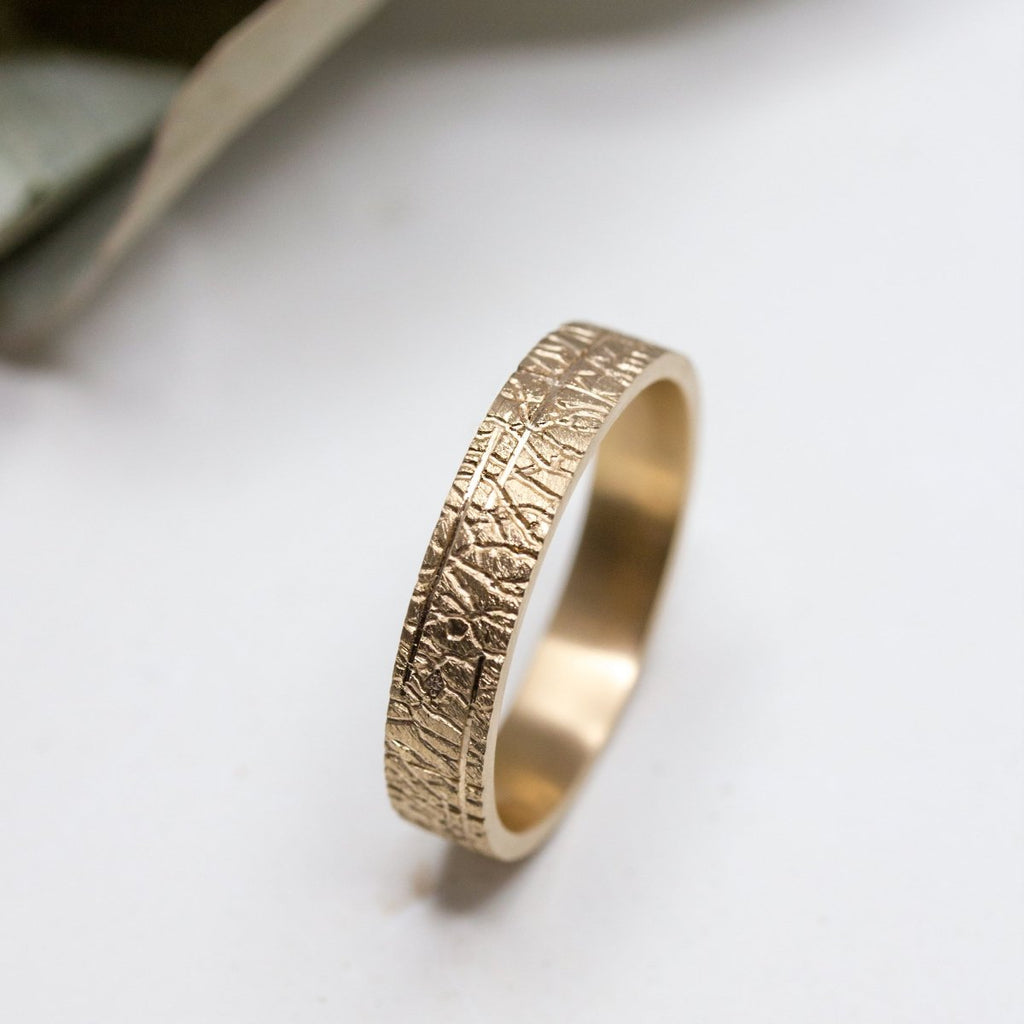 Alliance mariage en or rose, originale et texturée. Fabriquée de manière artisanale à Paris.