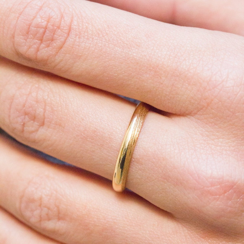 Alliance de mariage fabriquée artisanalement en or 18 carats.