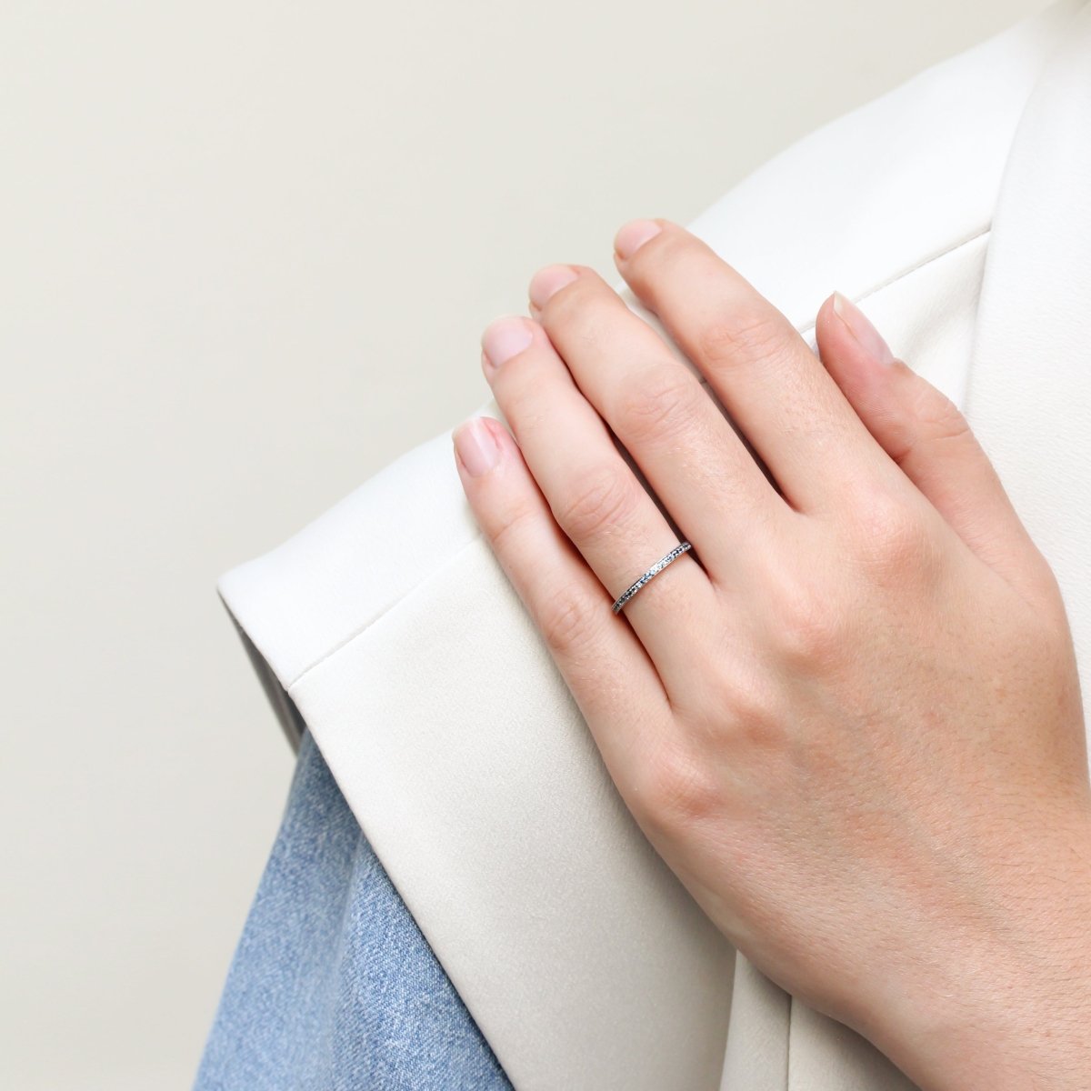 Bague alliance originale pavée saphirs bleus or blanc fairmined Mira