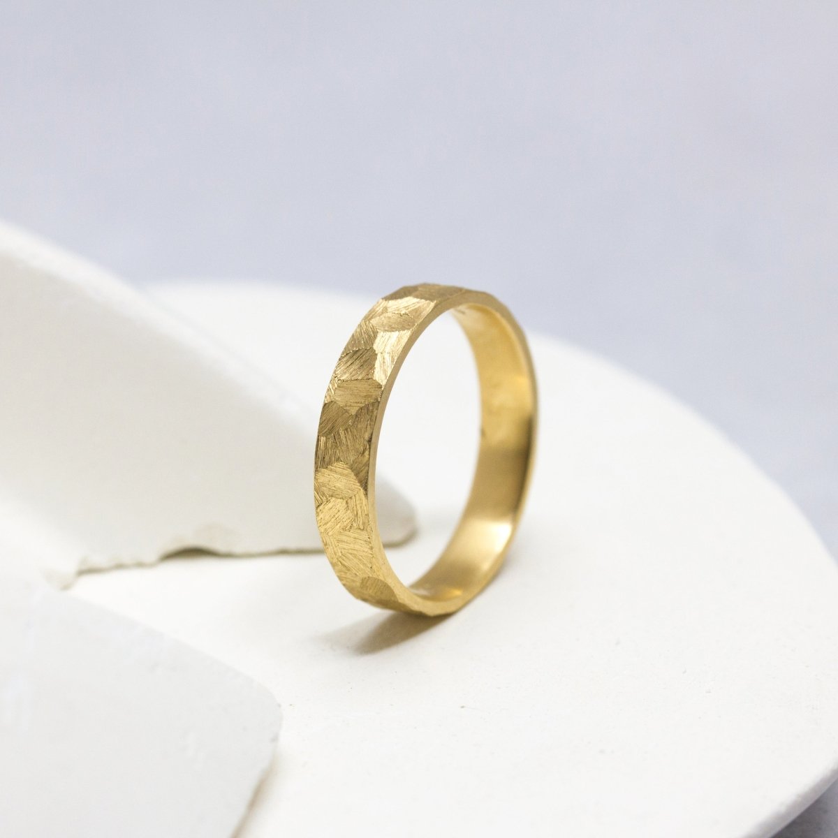 Alliance originale Staël ruban plat 5 mm, réalisée en or jaune 18 carats Fairmined à Paris - Paulette à Bicyclette