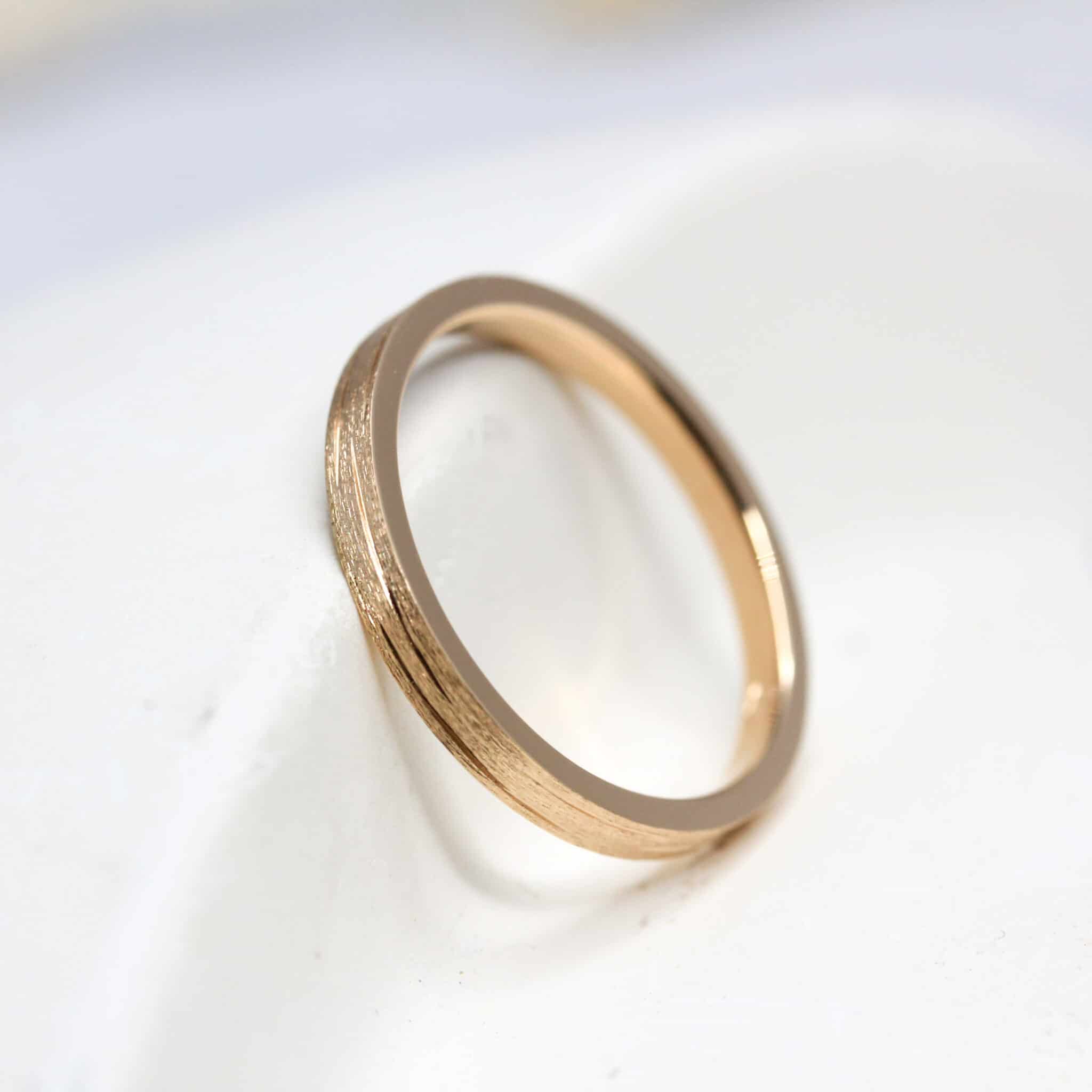 Alliance Casildée - ruban 2 mm réalisée en or rouge 18 carats Fairmined à Paris