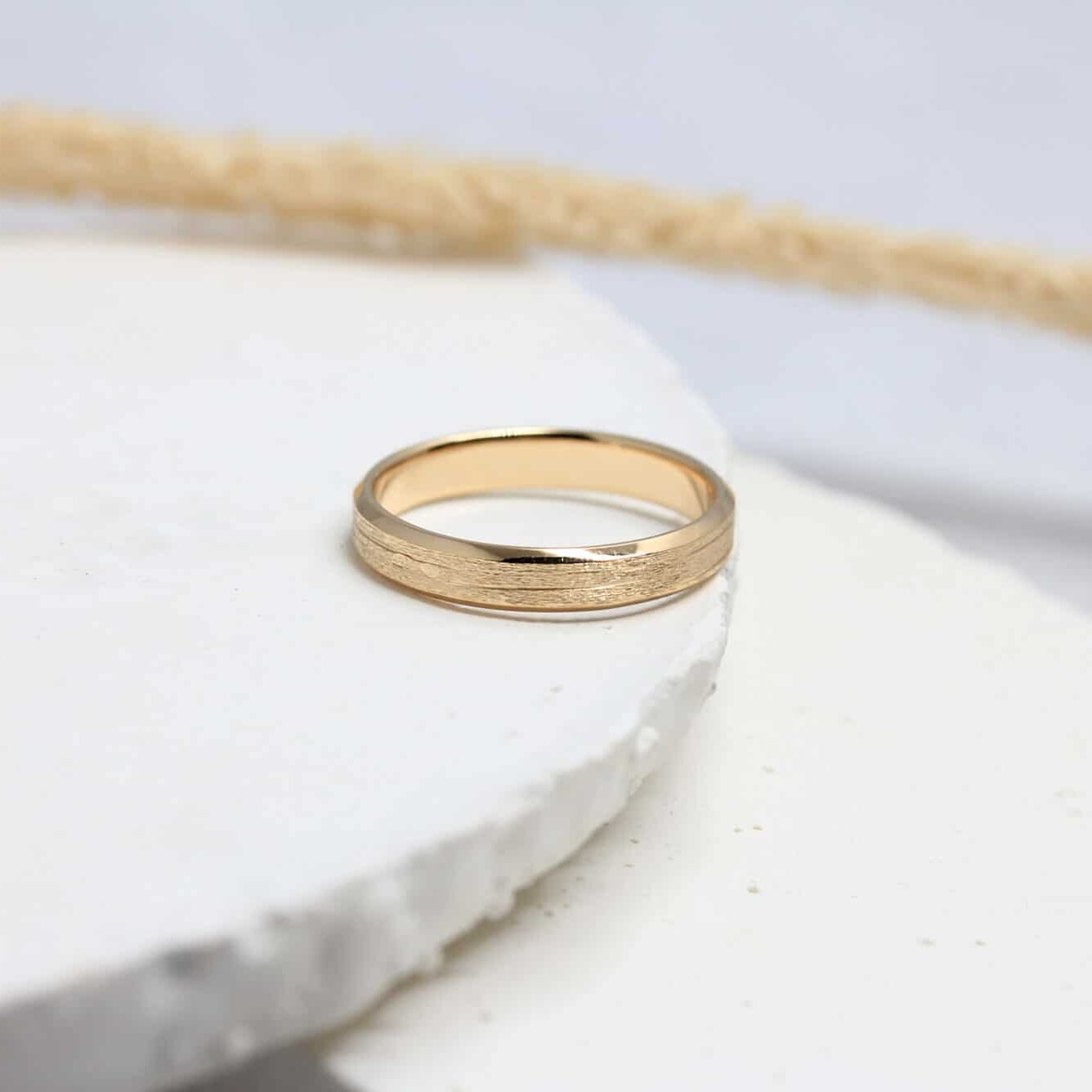 Alliance Casildée chanfreins - ruban 4 mm réalisée en or rose champagne 18 carats Fairmined à Paris