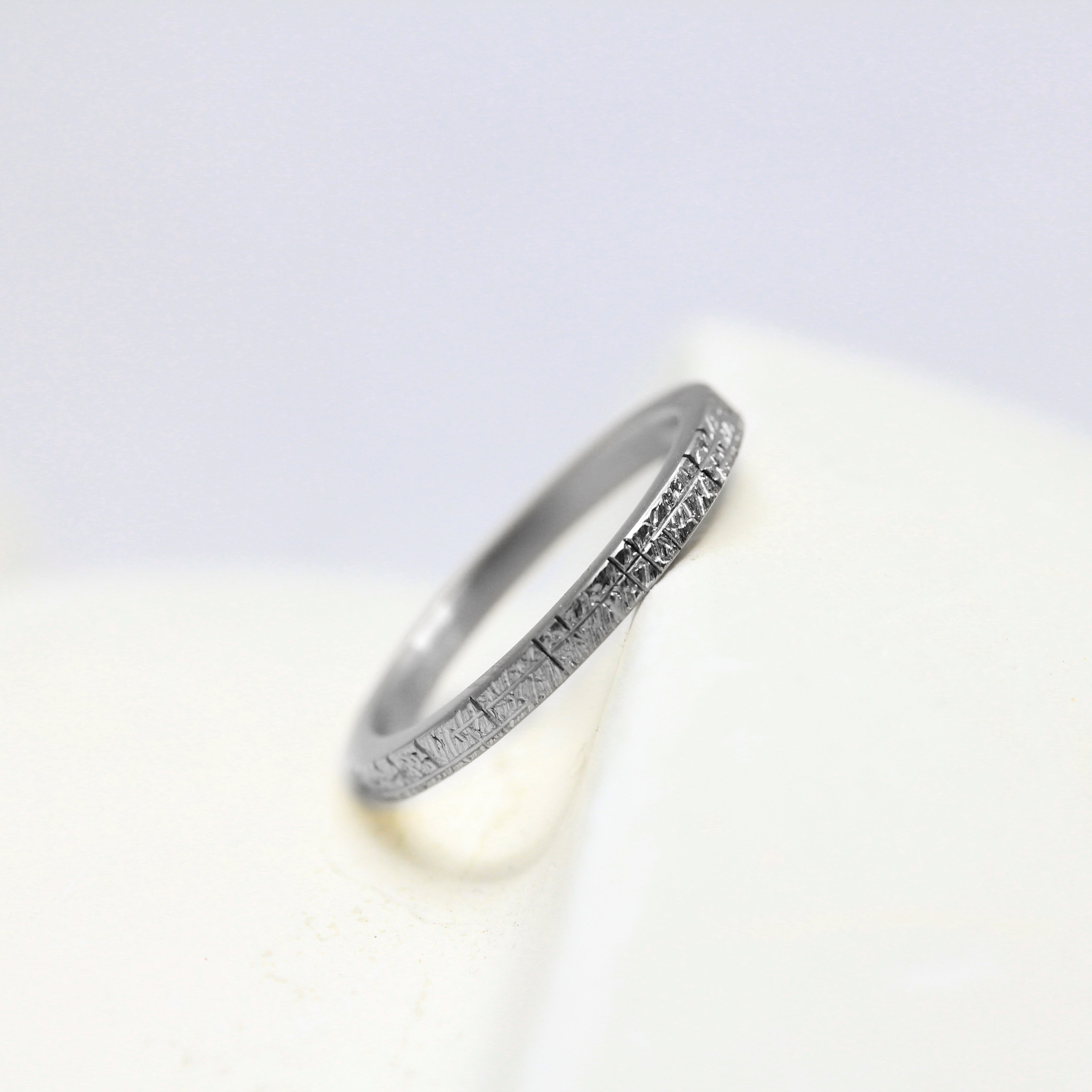 Bague en or gris originale et artisanale, réalisée à Paris dans notre atelier de joaillerie.