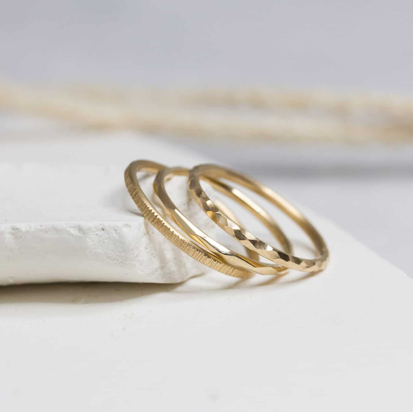 Bagues Empilables Isandre, Isilde & Sarita  façonnées en or rose-champagne 18 carats Fairmined à Paris