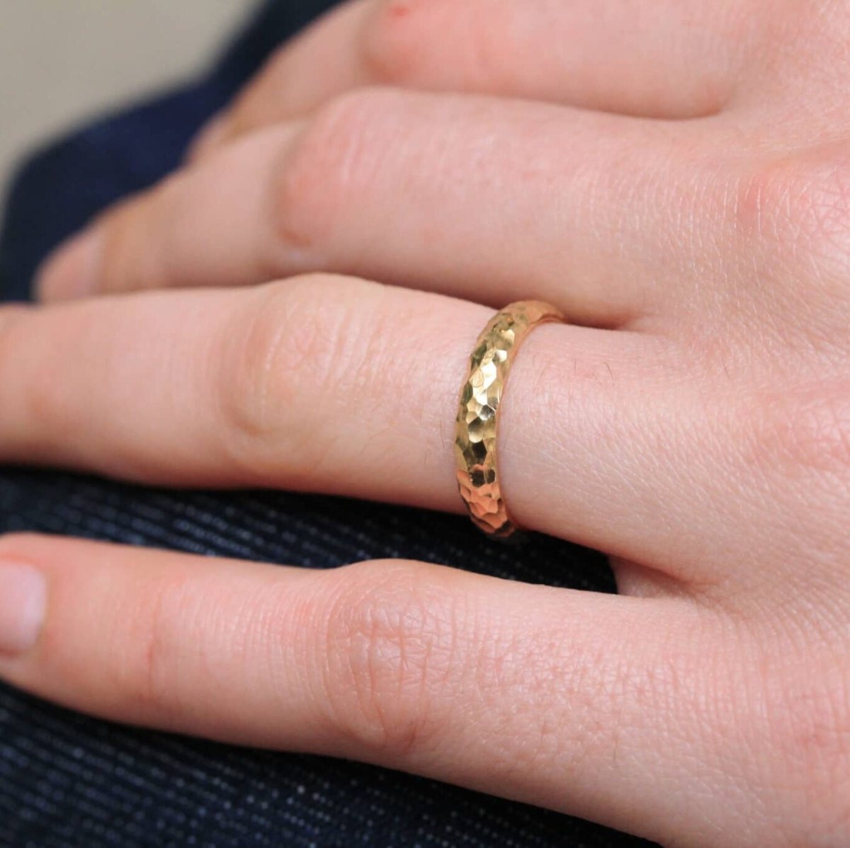 Alliance Sarita - bombée 3 mm portée et réalisée en or rose-champagne 18 carats Fairmined à Paris