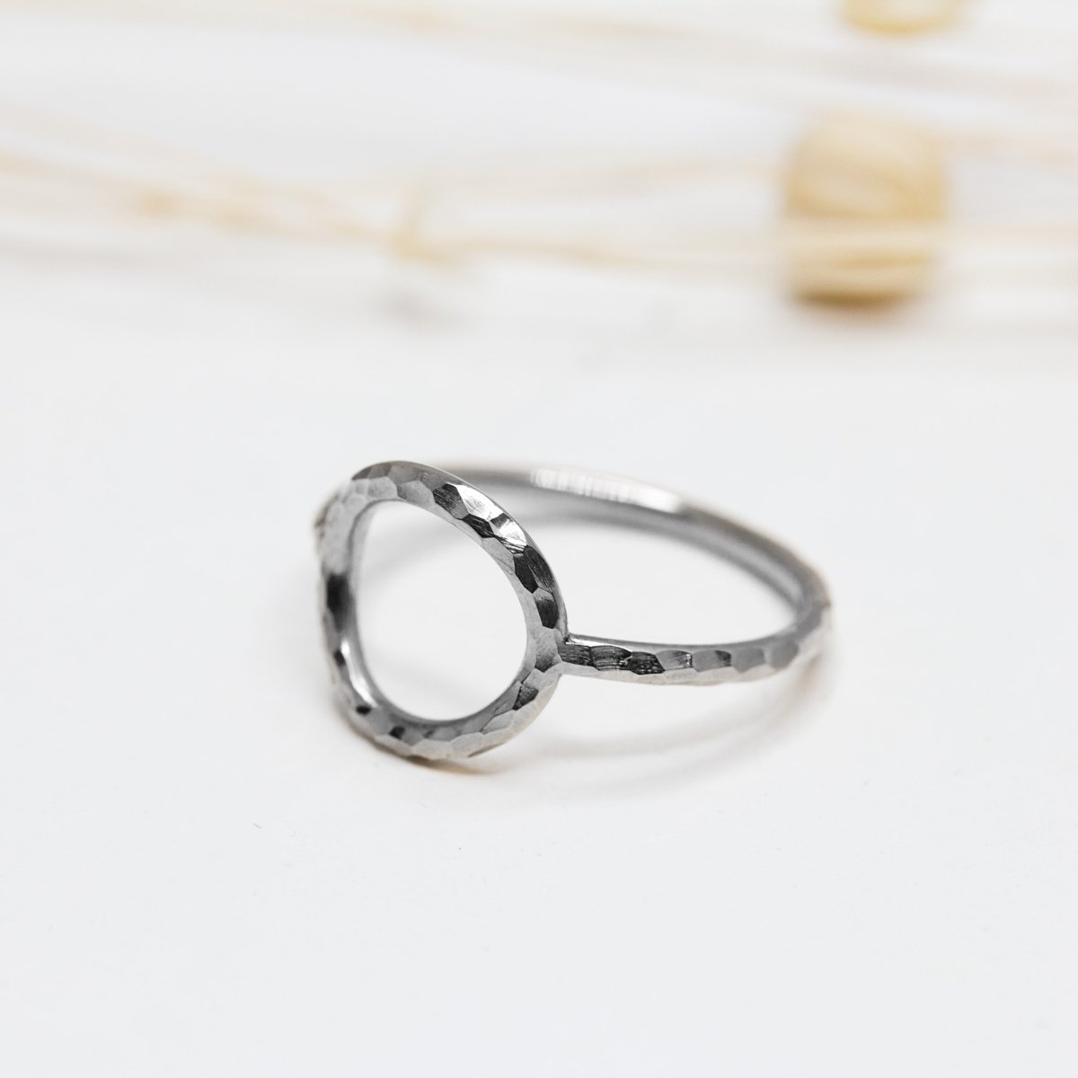 Bague originale en or gris palladié 18 carats Fairmined.