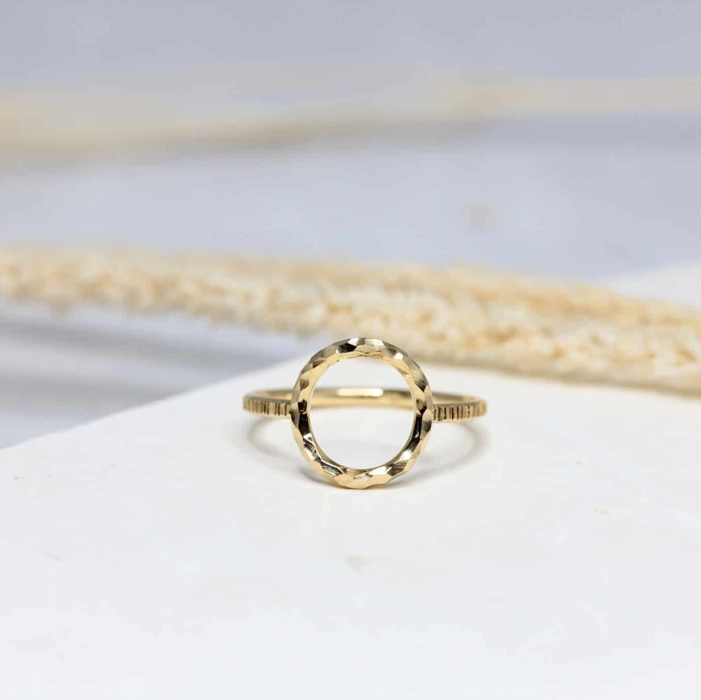 Bague Cercle Sarita réalisée en or jaune 18 carats Fairmined à Paris