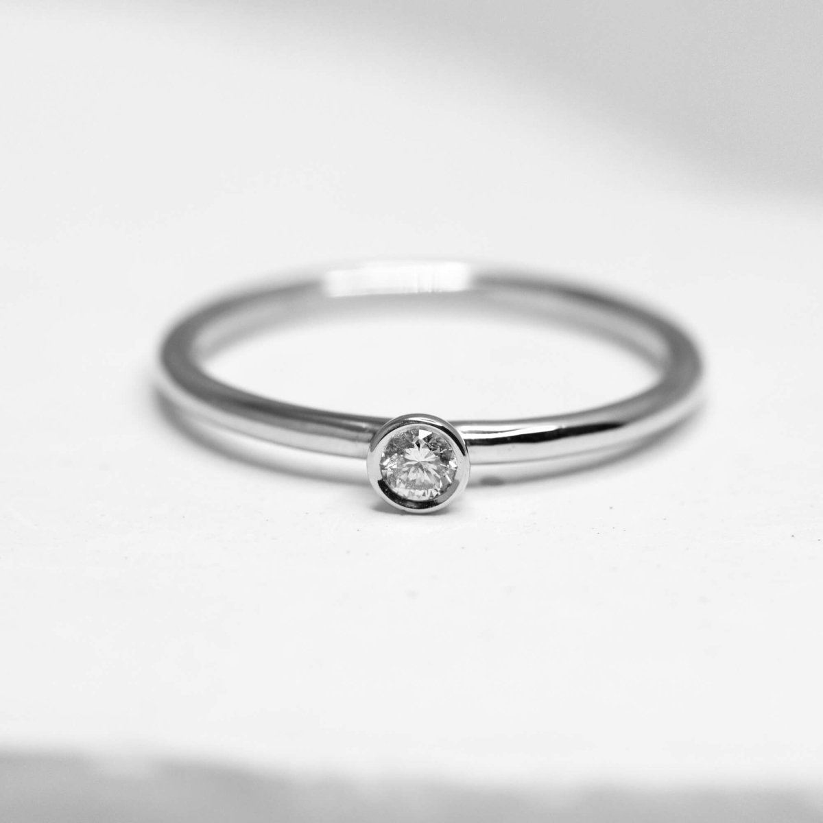 Bague fine en or blanc 18 carats Fairmined réalisée artisanalement à Paris dans notre atelier de joaillerie.