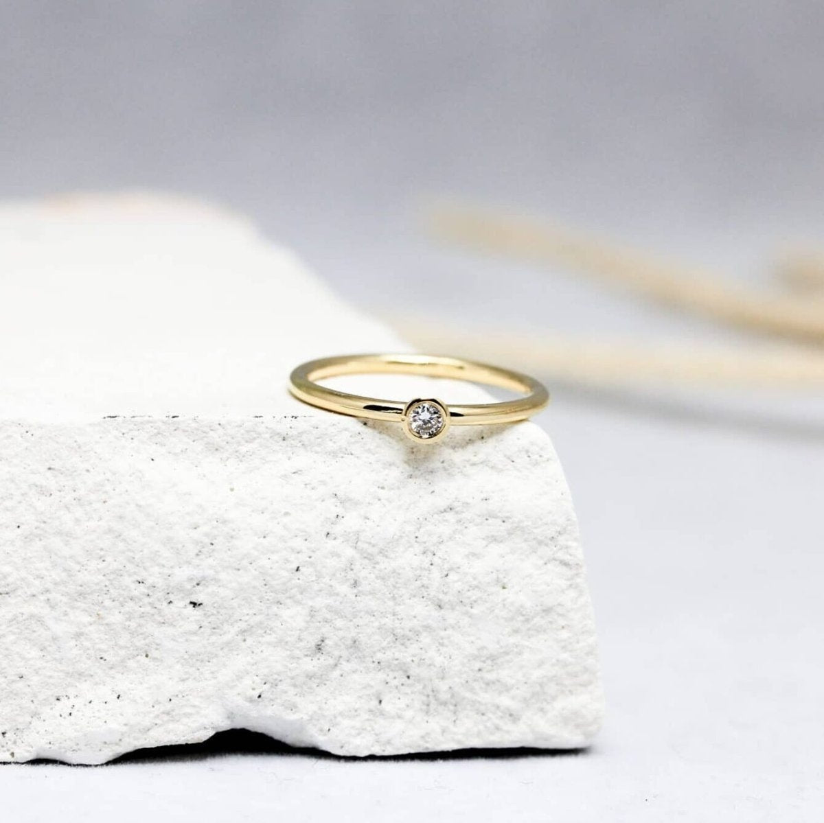 Bague Pierrette ornée d'un diamant et façonnée en or jaune 18 carats Fairmined à Paris