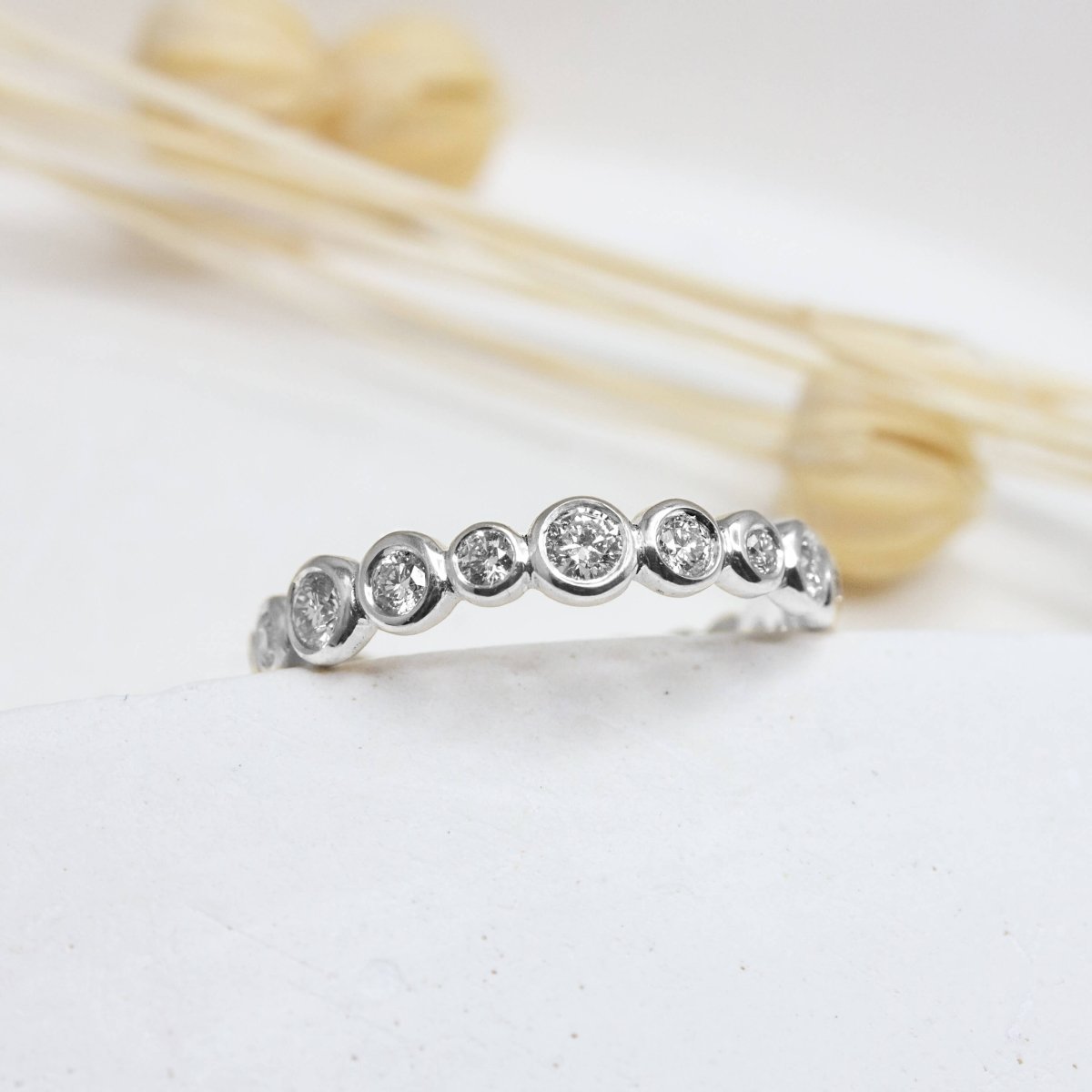 Bague pépite en or blanc 18 carats Fairmined ornée de diamants.