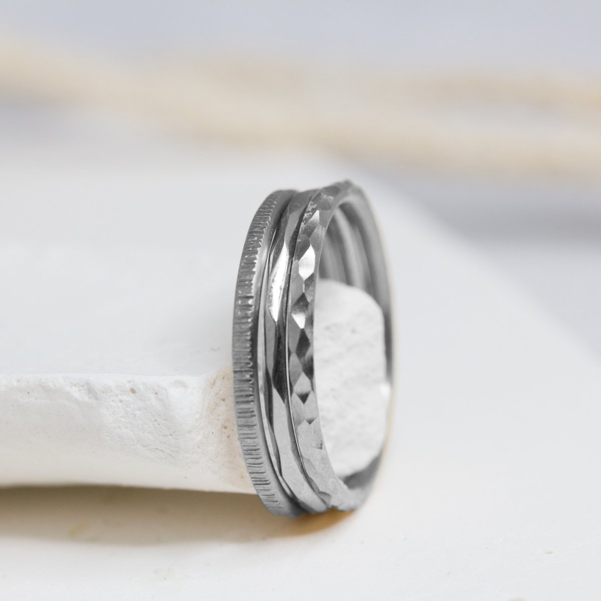 Bague empilable en or gris palladié éthique Fairmined. Fabrication à Paris dans notre atelier de joaillerie.