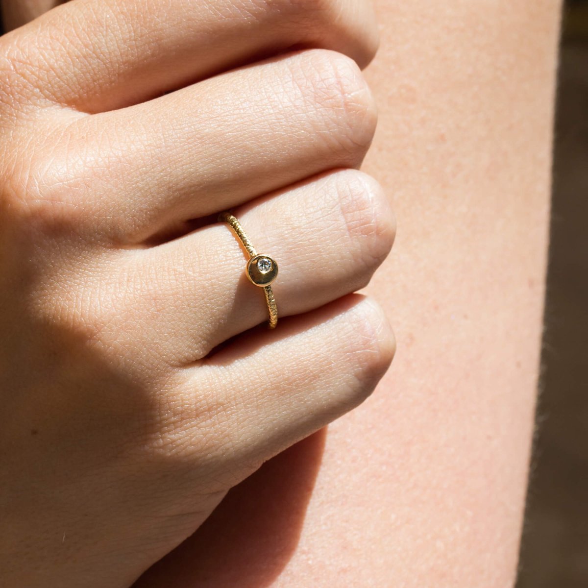 Bague originale femme en or ornée d'un diamant décentré.