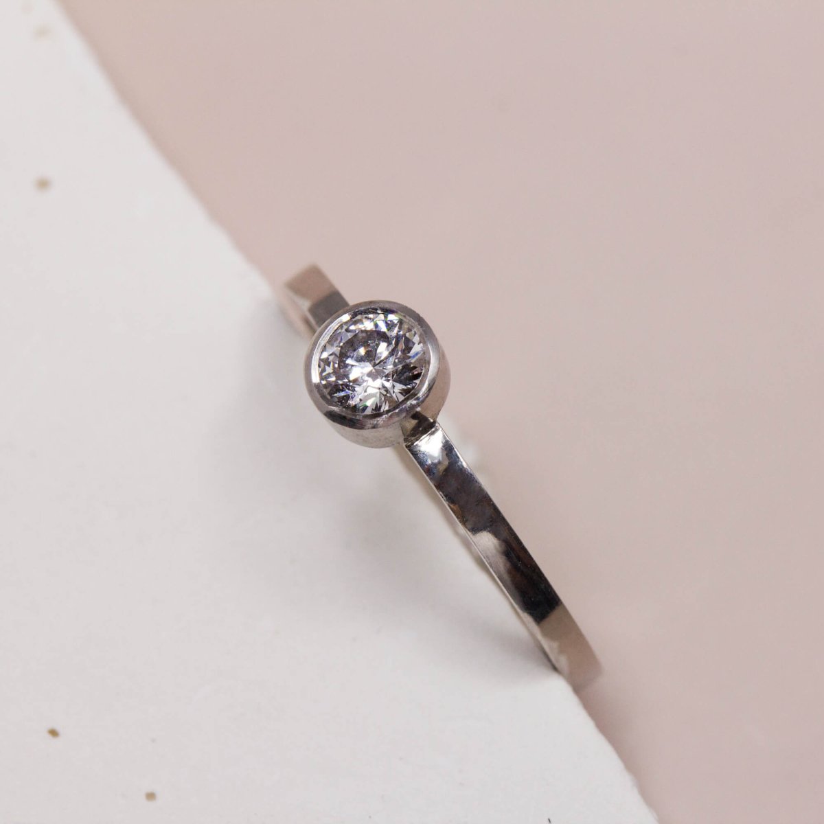 Bague originale en or 18 carats Fairmined ornée d'un diamant.