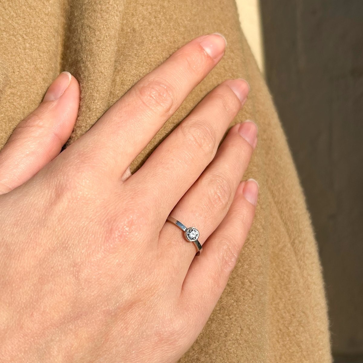 Bague de fiançailles éthique en or blanc Fairmined avec un diamant de synthèse. Fabriquée à Paris.