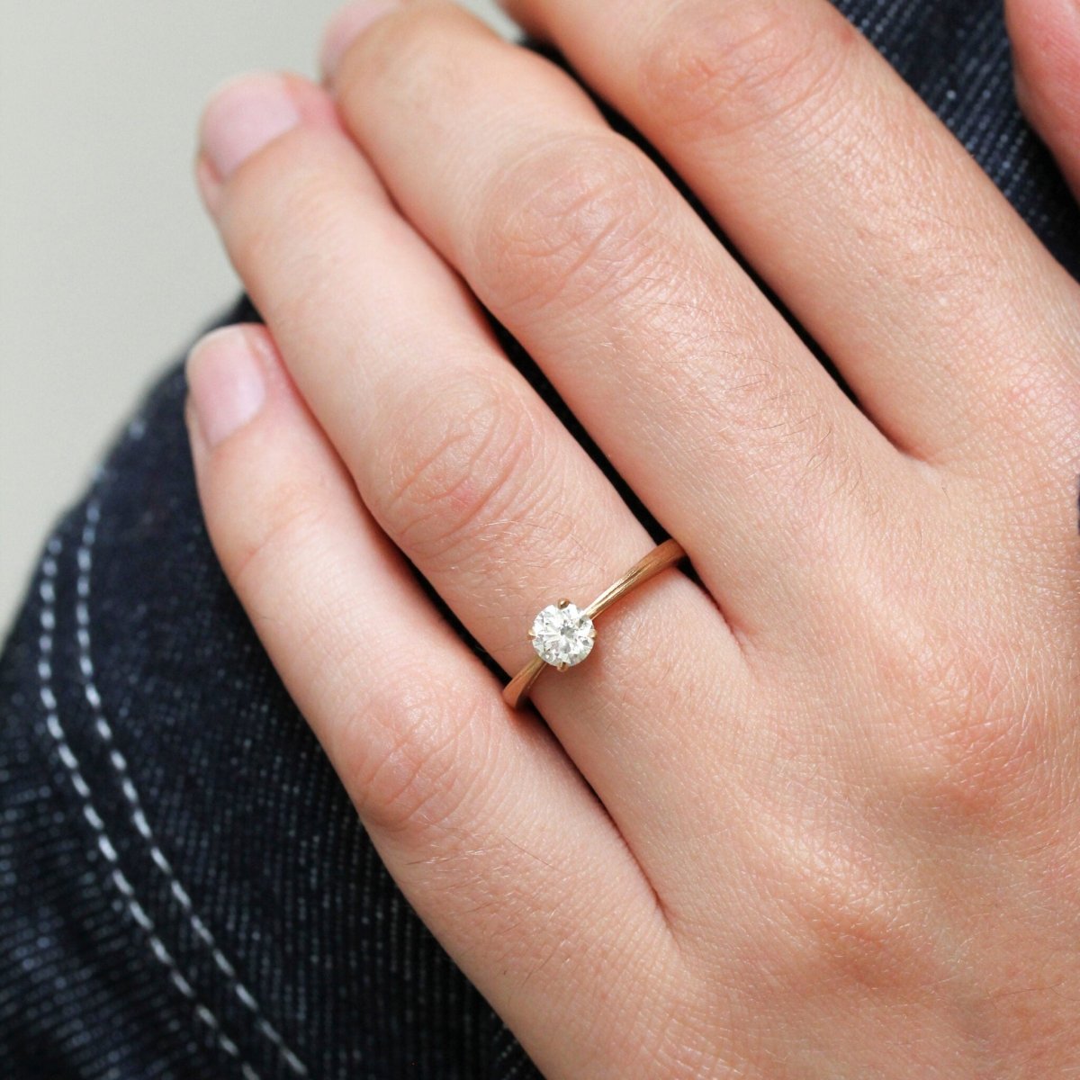 Bague Jacqueline Casildée ornée d'un diamant et réalisée en or rose-champagne 18 carats Fairmined