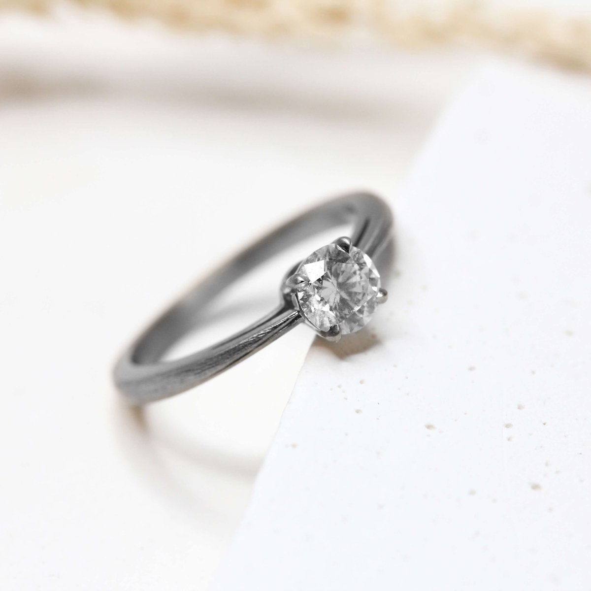 Bague solitaire diamant en or gris palladié éco-responsable. Fabriquée en or équitable Fairmined dans notre atelier de joaillerie à Paris.