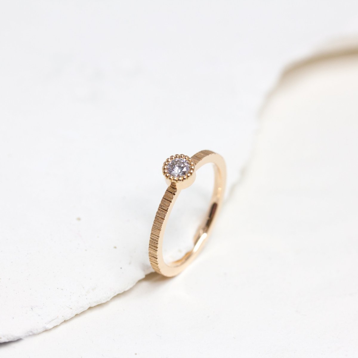 Bague Madeleine Isandre diamant façonnée en or rose-champagne 18 carats Fairmined à Paris