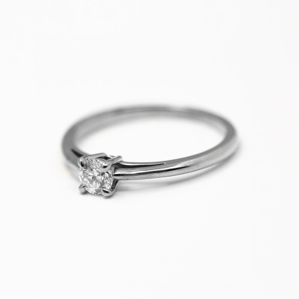 Bague de fiançailles artisanale en platine, ornée d'un diamant de synthèse de 4mm. Fabriquée à la main en France et entièrement personnalisable