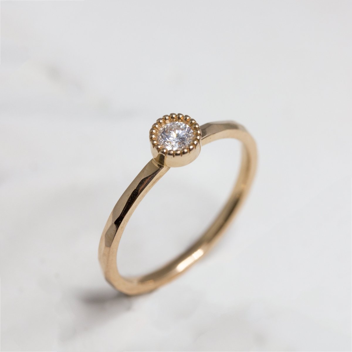Bague de fiançailles vintage en or rose équitable Fairmined. Fabrication française dans notre atelier de joaillerie à Paris.