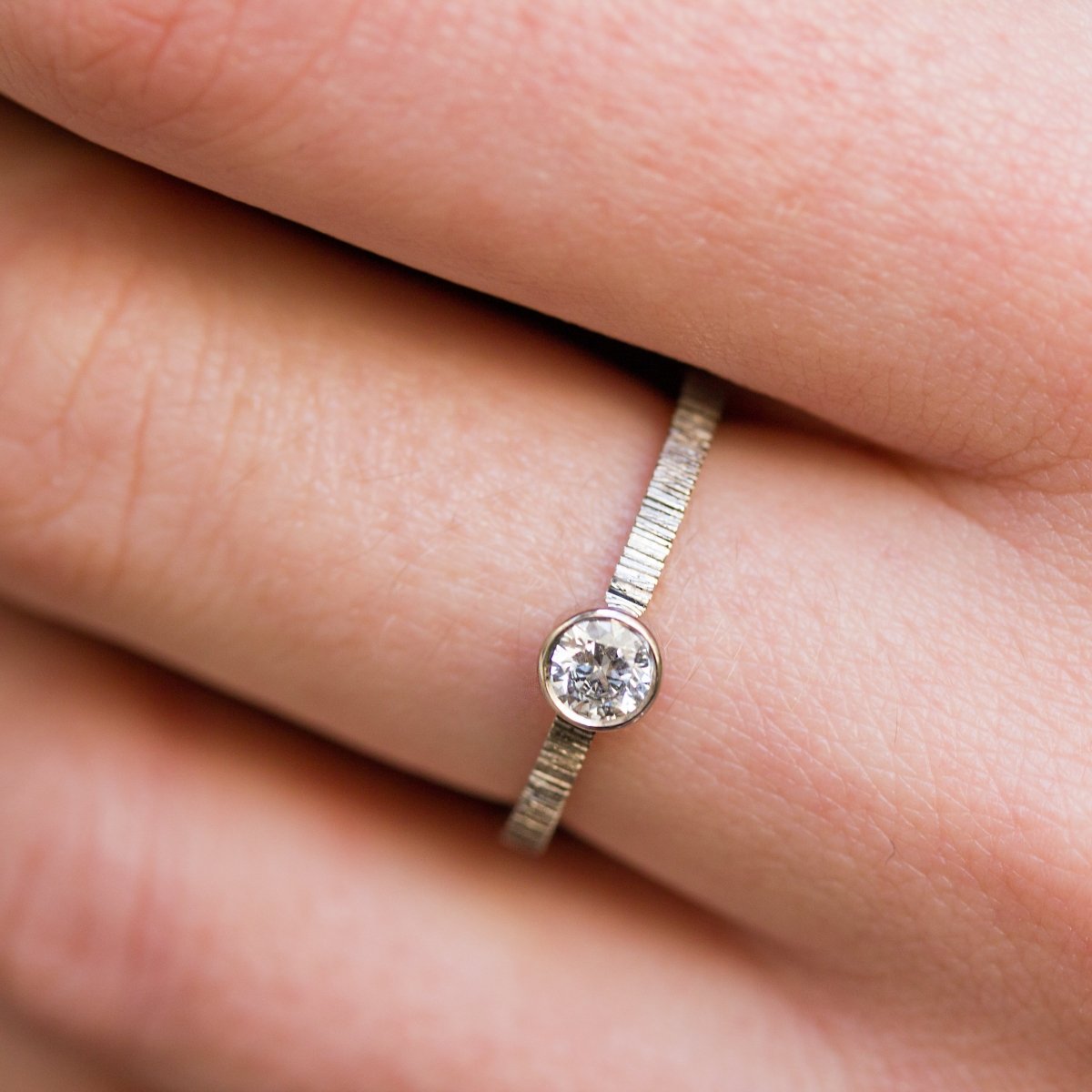 Bague de fiançailles en or éthique Fairmined. Fabriqué en France dans notre atelier de joaillerie artisanale