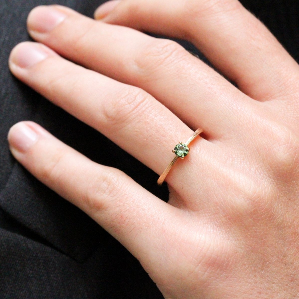 Bague de fiançailles fine ornée d'un saphir vert en or rose Fairmined éco-responsable, made in Paris