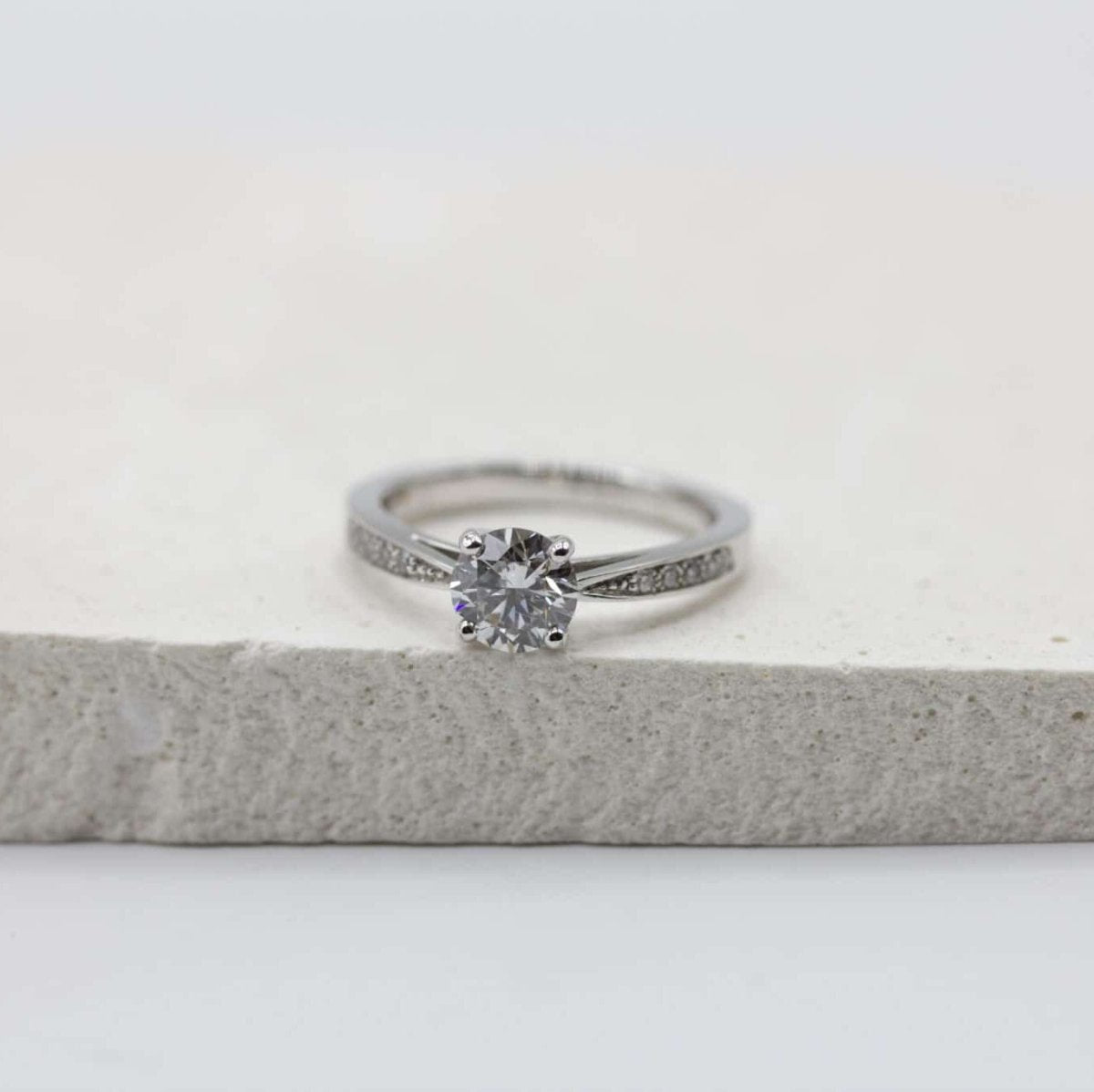 Bague Lucia pavée ornée d'un diamant et façonnée en or blanc 18 carats Fairmined à Paris