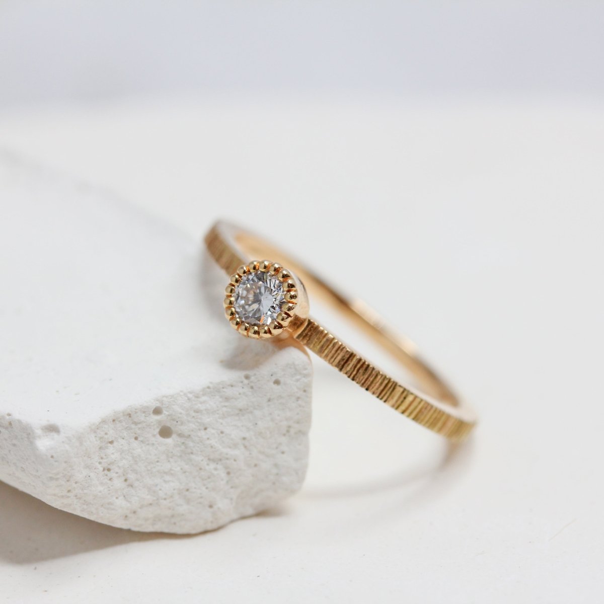 Bague fiançailles artisanale et vintage en or rouge Fairmined. Joaillerie éthique et artisanale à Paris.