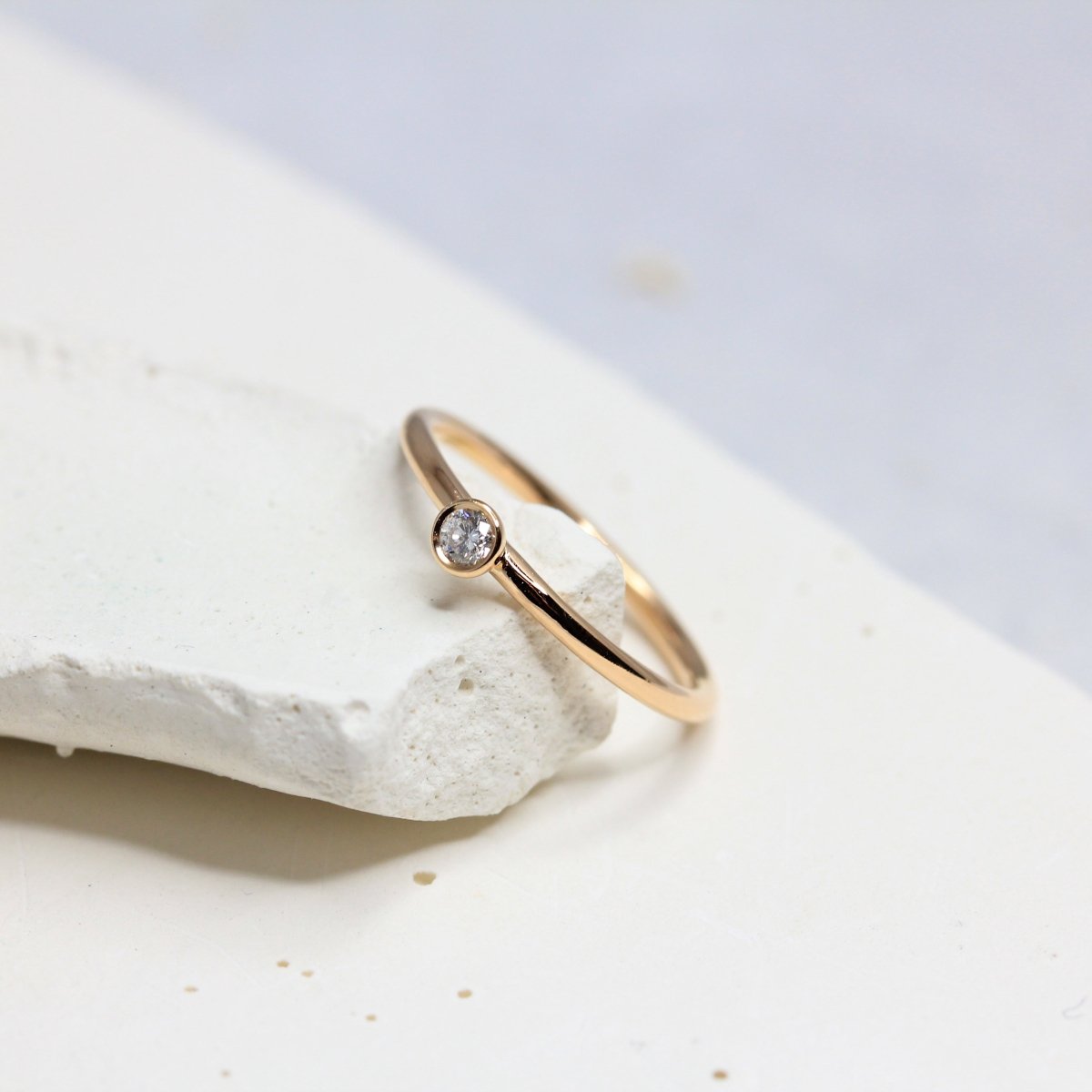 Bague Pierrette ornée d'un diamant et façonnée en or rouge 18 carats Fairmined à Paris