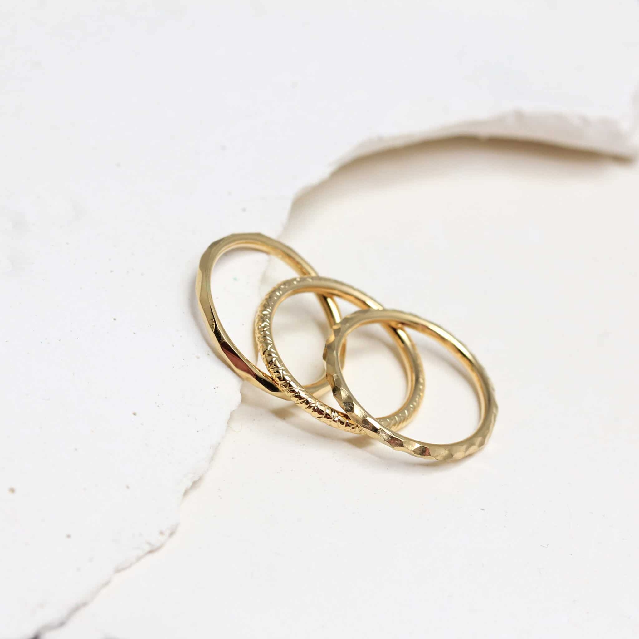 Bagues Empilables Rosa, Isandre & Sarita façonnées en or jaune 18 carats Fairmined à Paris