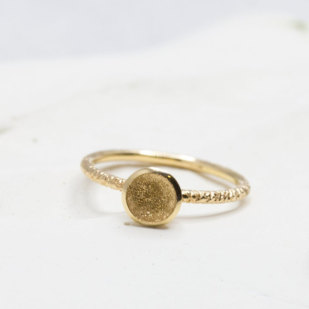 Bague en or rose-champagne avec un cercle creusé en son centre.