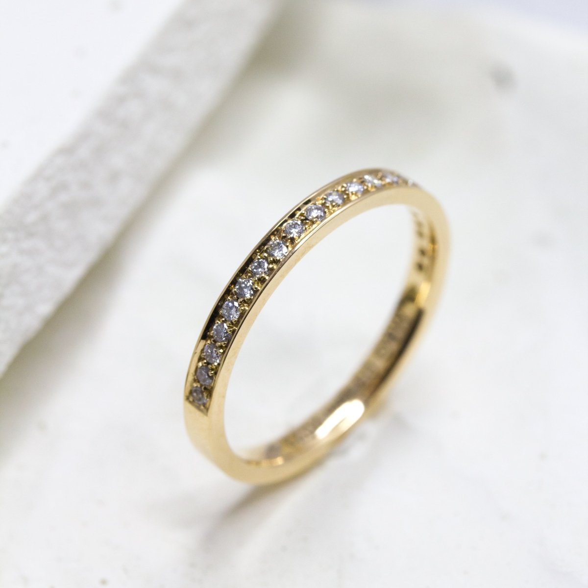 Alliance diamant artisanale en or jaune éthique Fairmined. Fabrication artisanale à Paris.