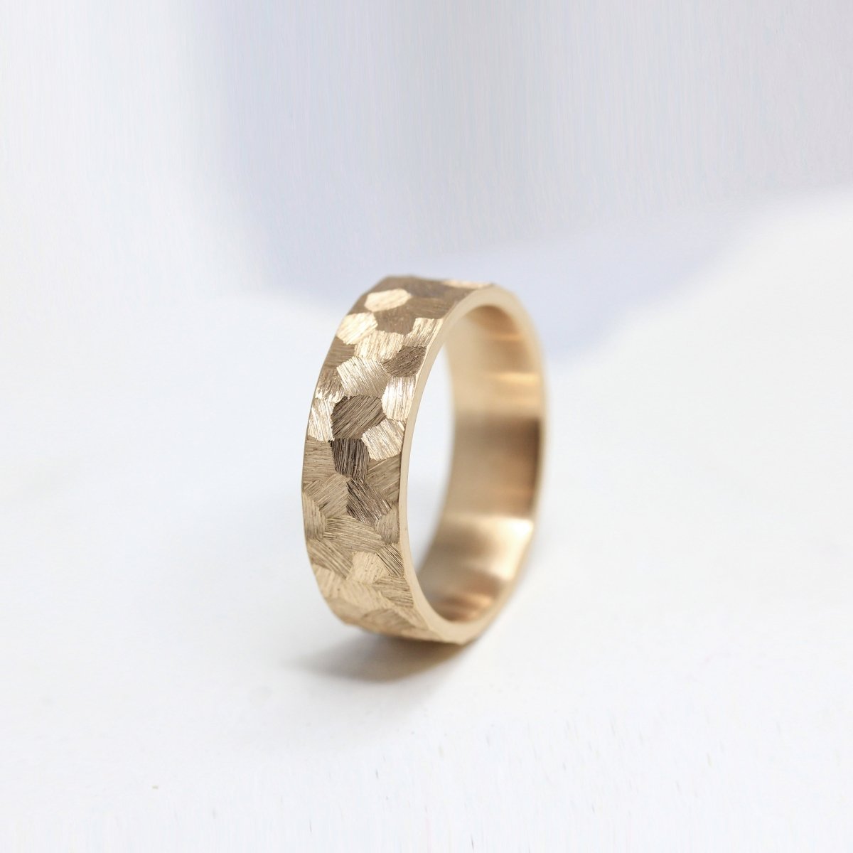 Bague de mariage texturée en or rose-champagne 18 carats Fairmined.