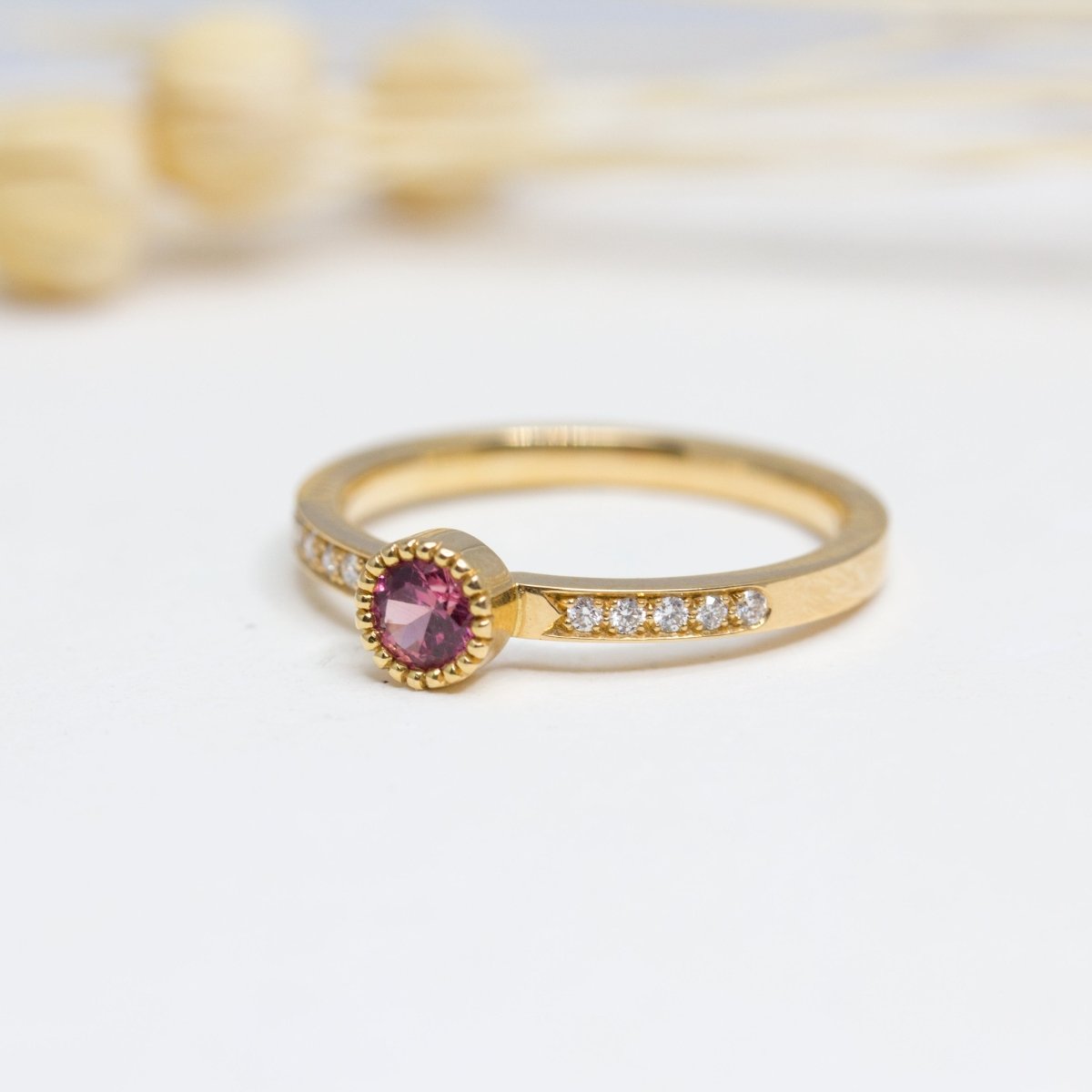 Bague fiançaille originale or rose fairmined saphir rose diamant synthèse Paris Madeleine