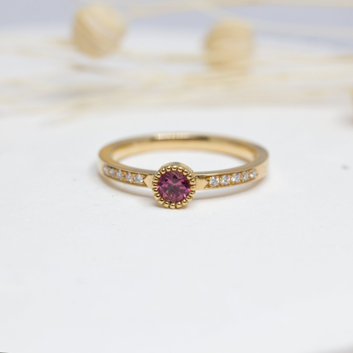 Bague fiançaille or rose fairmined saphir rose diamant synthèse Paris Madeleine