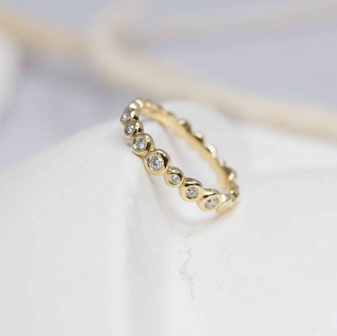 Bague Pépite pavée de diamants de synthèse et façonnée en or jaune 18 carats Fairmined à Paris