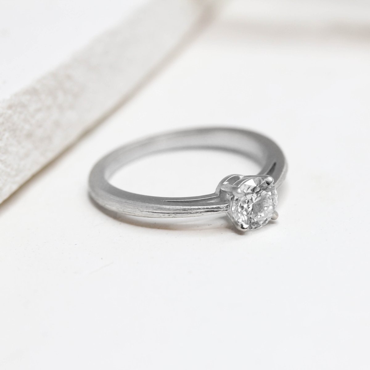 Bague de fiançailles solitaire en or blanc 18 carats Fairmined. Fabrication artisanale et éthique à Paris dans notre atelier de joaillerie.