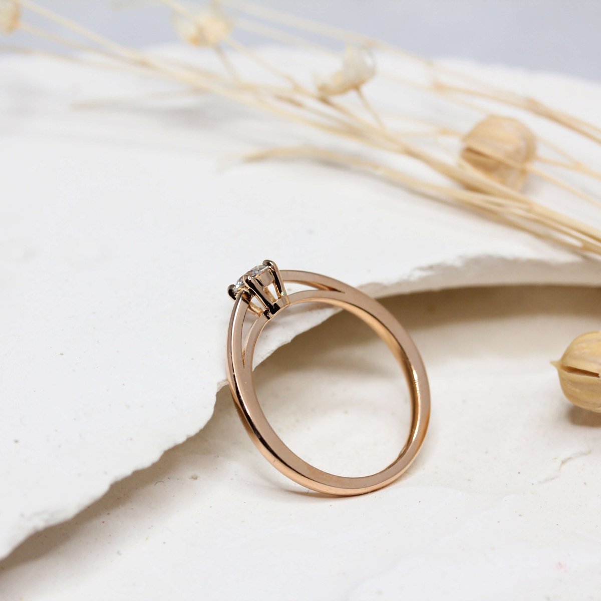 Bague solitaire en or rouge Fairmined, ornée d'un diamant.