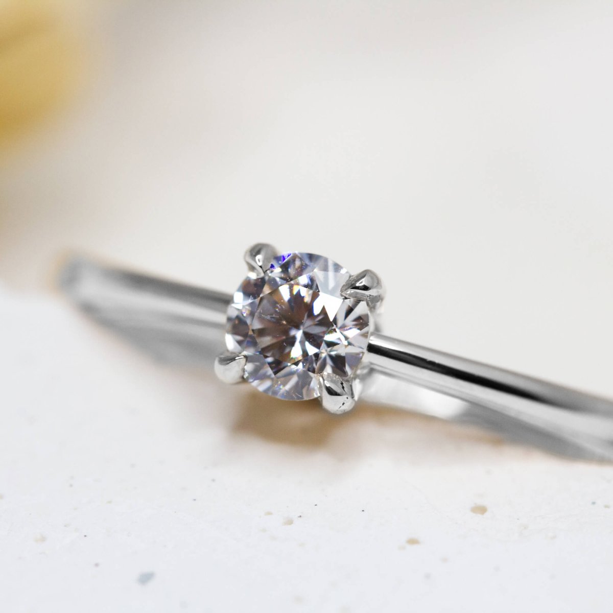 Bague de mariage en or blanc 18 carats Fairmined ornée d'un diamant.