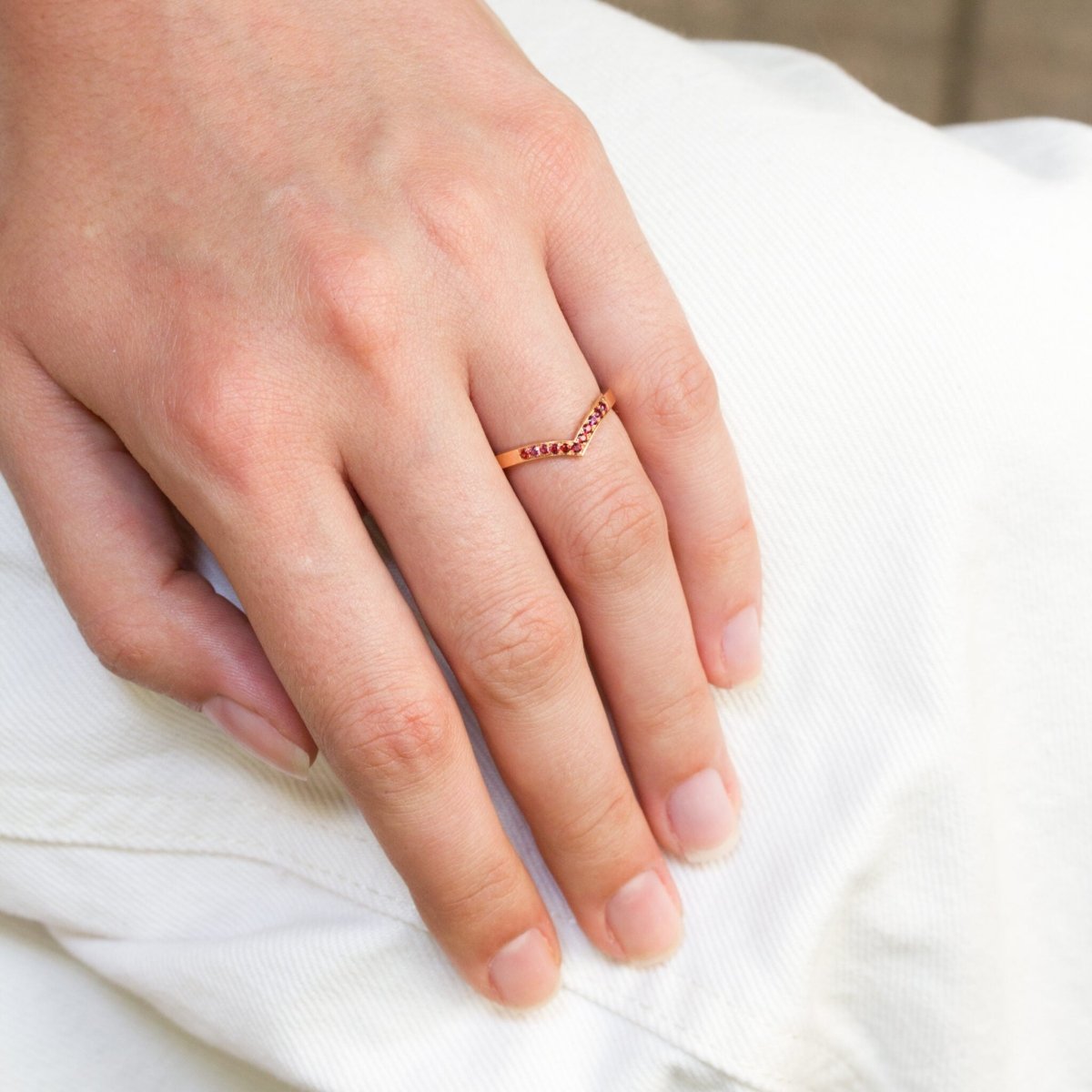 Bague Azur pavée de grenats portée et façonnée en or rouge 18 carats Fairmined à Paris