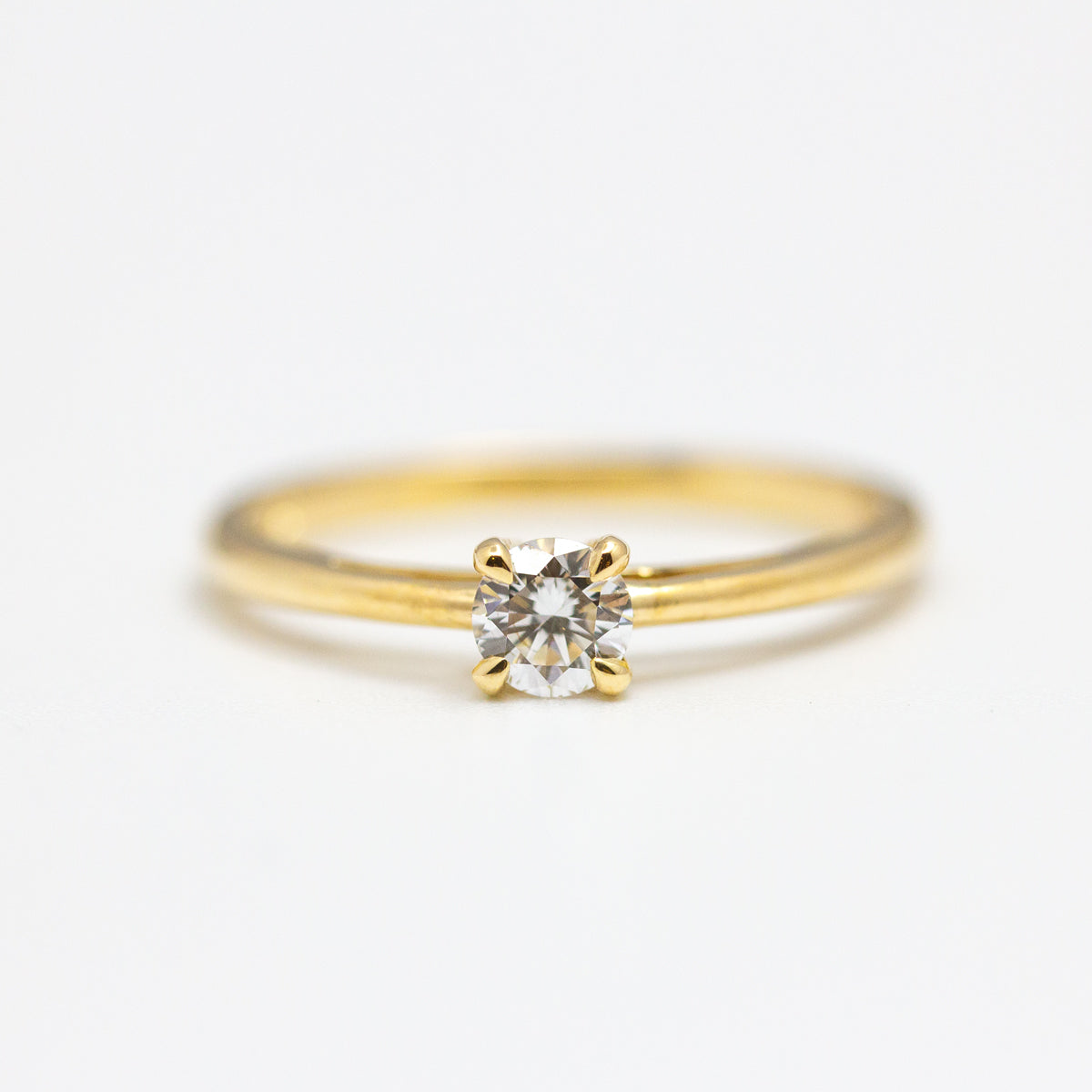 Solitaire de fiançailles Jacqueline en or jaune 18 carats recyclé et prime Fairmined, ornée d'un diamant de synthèse de 4mm. Fabrication artisanale à Paris 
