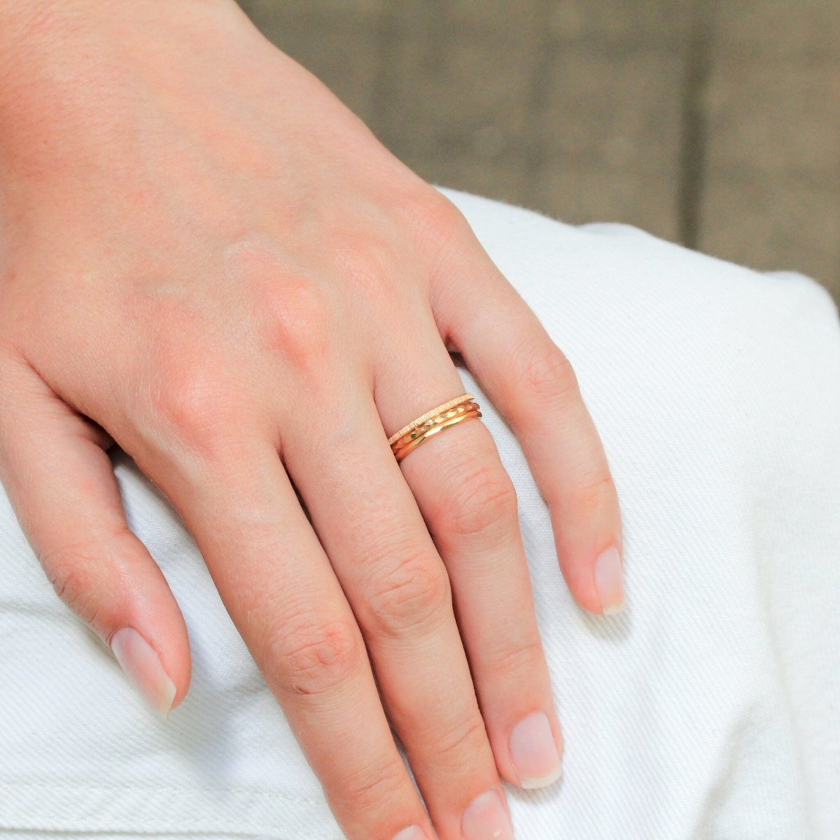 Bagues Empilables Isandre, Isilde & Sarita  façonnées en or rose-champagne 18 carats Fairmined à Paris